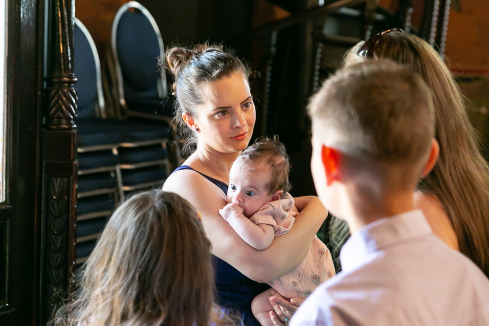 Copilul si mama la botez