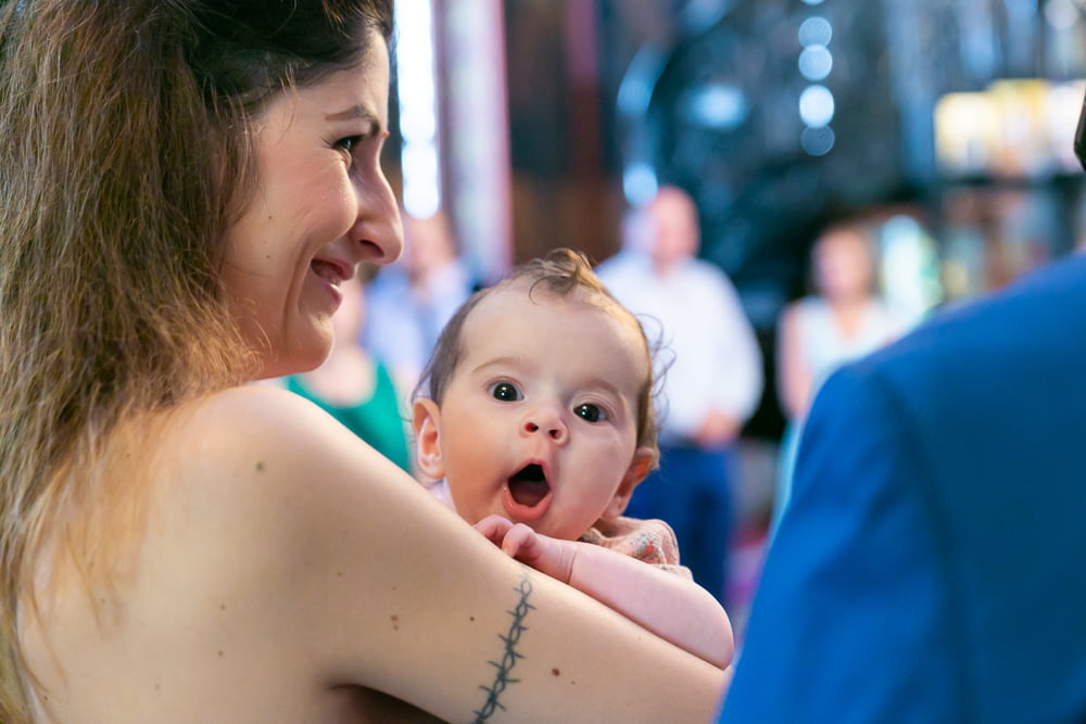 Copil somnoros la botez