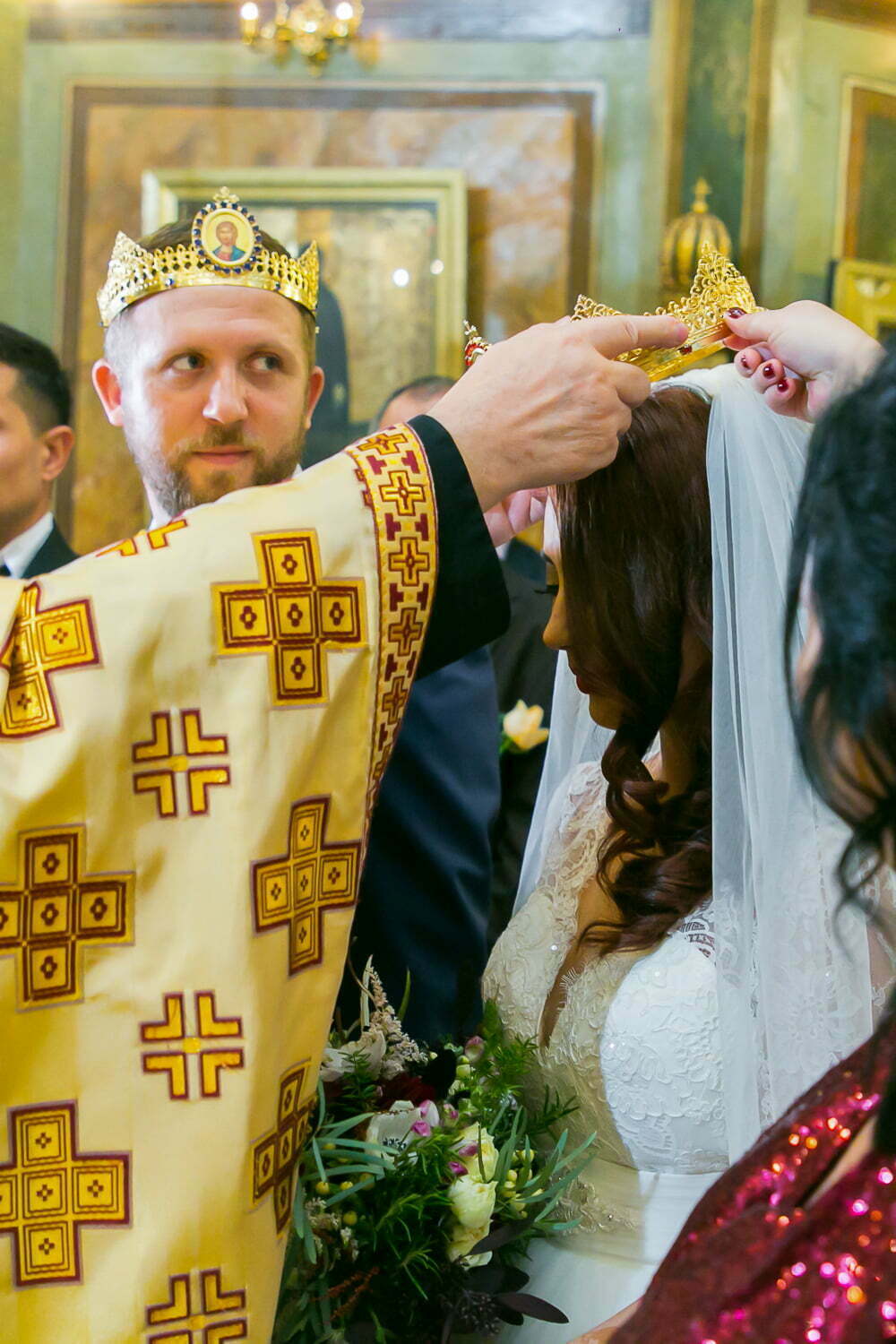 Poze biserica la nunta Alexandra si Alexandru 13 Punerea cununiei mireasa