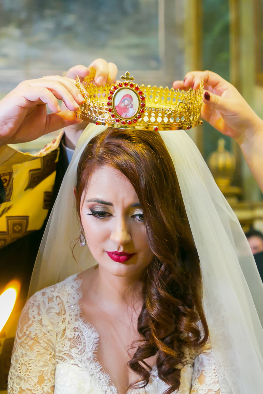 Poze biserica la nunta Alexandra si Alexandru 28 Luarea cununiei mireasa