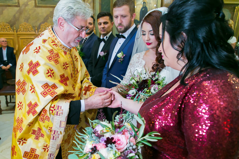 Poze biserica la nunta Alexandra si Alexandru 9 Punerea inelului nasa
