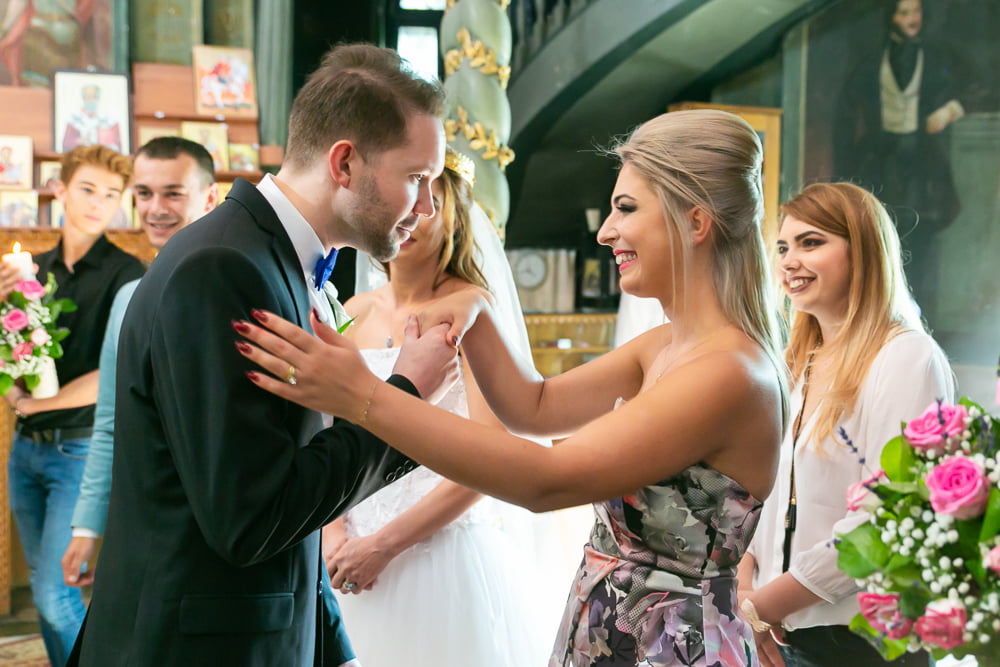 Sedinta nunta biserica Adriana si Justin 41 Sarut mana mireasa