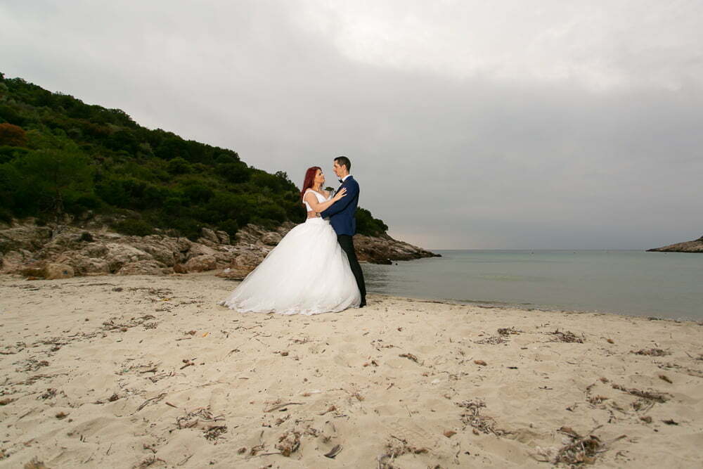 trash the dress pe nisip