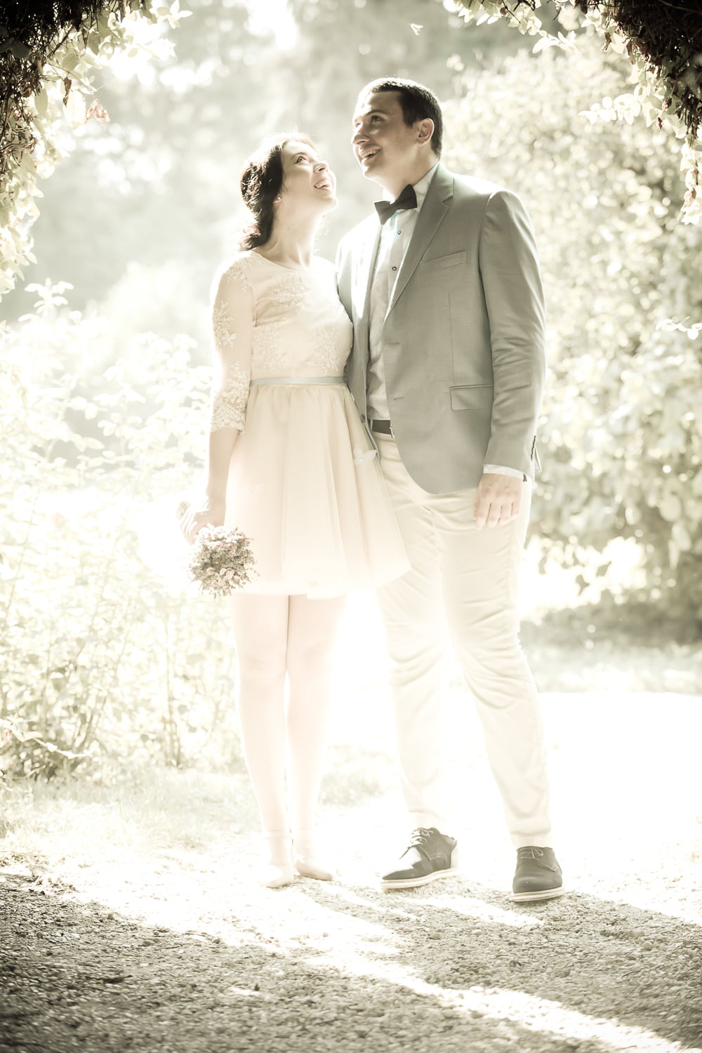 Foto cuplu Miruna si Florin in Bucuresti 2 Cuplu sub bolta trandafiri