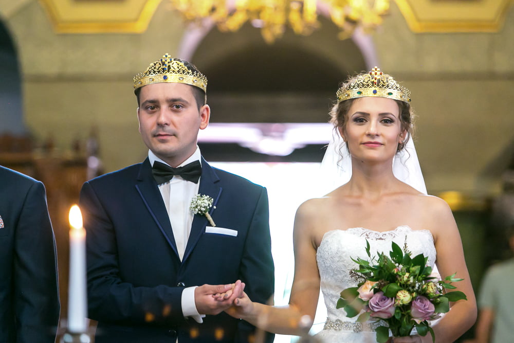 Miri cu coroane in biserica