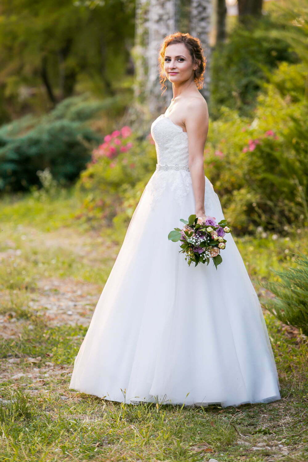 Poza cu mireasa in parc